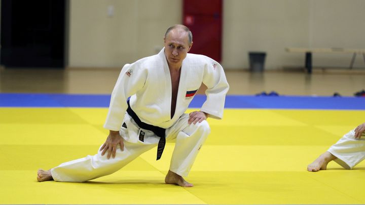 Putin si při džudu zranil palec, Rusové zveřejnili fotografie z tréninku