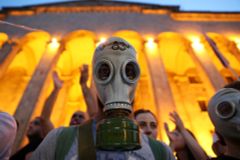 Kreml tlačí na Gruzii. Zakázal lety ruských aerolinek a blokuje "nekvalitní" vína