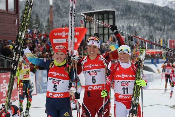 SP biatlonu,. Hochfilzen, stíhačka Ž: Julia Džymová, Synnoeve Solemdalová a Krystyna Palková