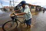 Suchou nohou ani kolem se v Trinidadu nikam nelze dostat; nezbývá než šlapat vodu.