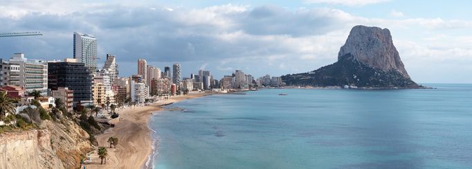 Letovisko Calpe ve Španělsku, dějiště kempu cyklistického týmu Deceuninck - Quick-Step.