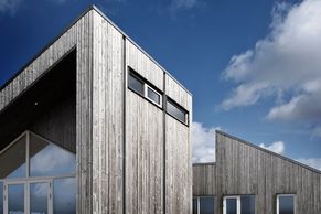 V Dánsku postavili první biologický dům na světě. Architekti využili zbytky z rajčat, konopí a slámu