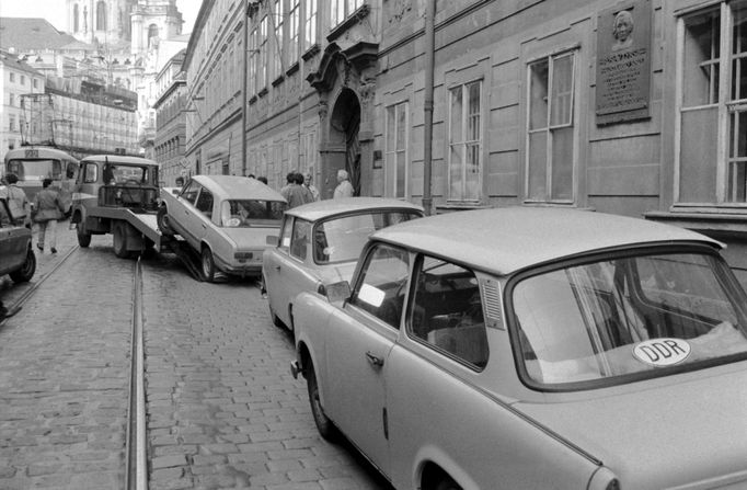 Situace uvnitř a vně velvyslanectví SRN, kde stovky uprchlíků z Východního Německa hledalo azyl, ve snaze se dostat mimo železnou oponu. Praha 1989.