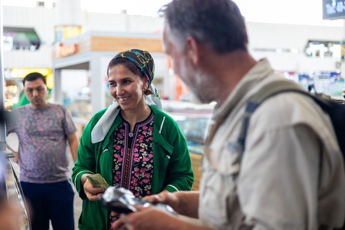 "Turkmenistán, stát, který by byl skvělou parodií, kdyby nebyl skutečný." Dan Přibáň píše z cest do žlutou žábou.