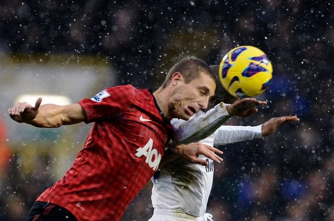 Vidič a Defoe v utkání Tottenham - Manchester United