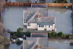 Británii opět postihly lijáky s povodněmi, úřady evakuují stovky lidí