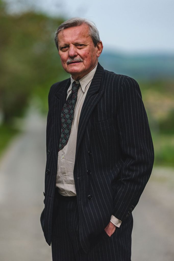 Svatopluk Skopal jako Mánin otec.