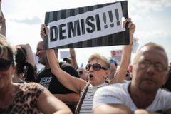 "Děti revoluce dospěly." Babiš by měl přerušit výkon všech funkcí, píší německá média