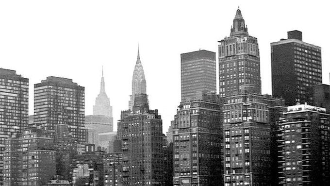 Slavná úvodní scéna z černobílého filmu Manhattan s hudbou George Gershwina.