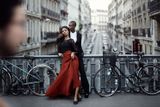 Nápad na vytvoření celé kolekce snímků mu vnukl jeho partner, když vyfotil tyto dvě ženy v Paříži.