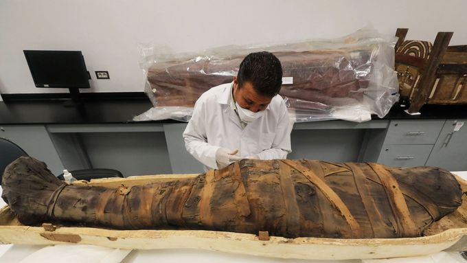 Restaurátoři budou na Tutanchamonově mumii pracovat osm měsíců.