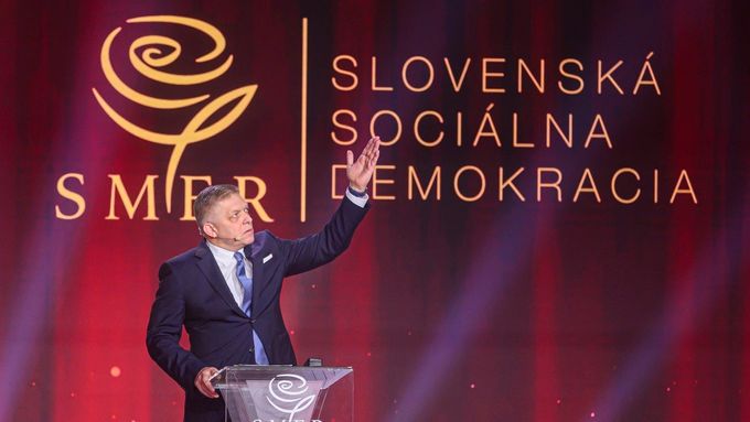 Předseda strany Smer-SD a premiér Slovenska Robert Fico vystupuje na slavnostním sněmu své strany ke 25 letům od jejího vzniku.