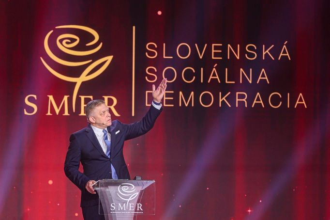 Předseda strany Smer-SD a premiér Slovenska Robert Fico vystupuje na slavnostním sněmu své strany ke 25 letům od jejího vzniku.