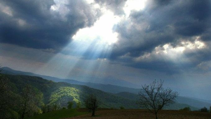 Jeden z mnoha sporů: Kosovská vesnice Debelde ležící na hranici s Makedonií. Toto území si nárokují obě strany, poté co v roce 2001 Makedonie podepsala demarkační dohodu se Srbskem. Kosovo tvrdí, že tímto krokem ztratilo kolem 2000 hektarů půdy.