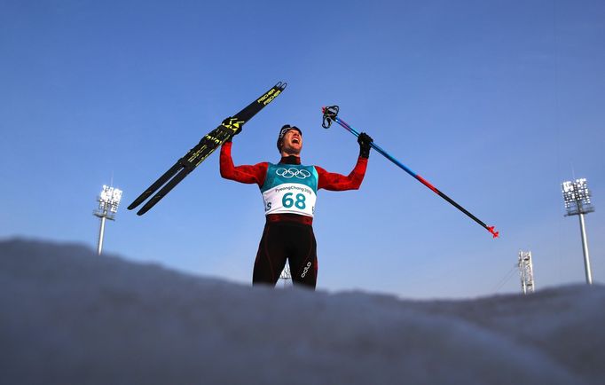 Dario Cologna po svém vítězství v závodě na 15 km na OH v Pchjongčchangu