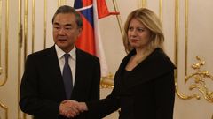 Slovenská prezidentka Zuzana Čaputová a čínský ministr zahraničí Wang I