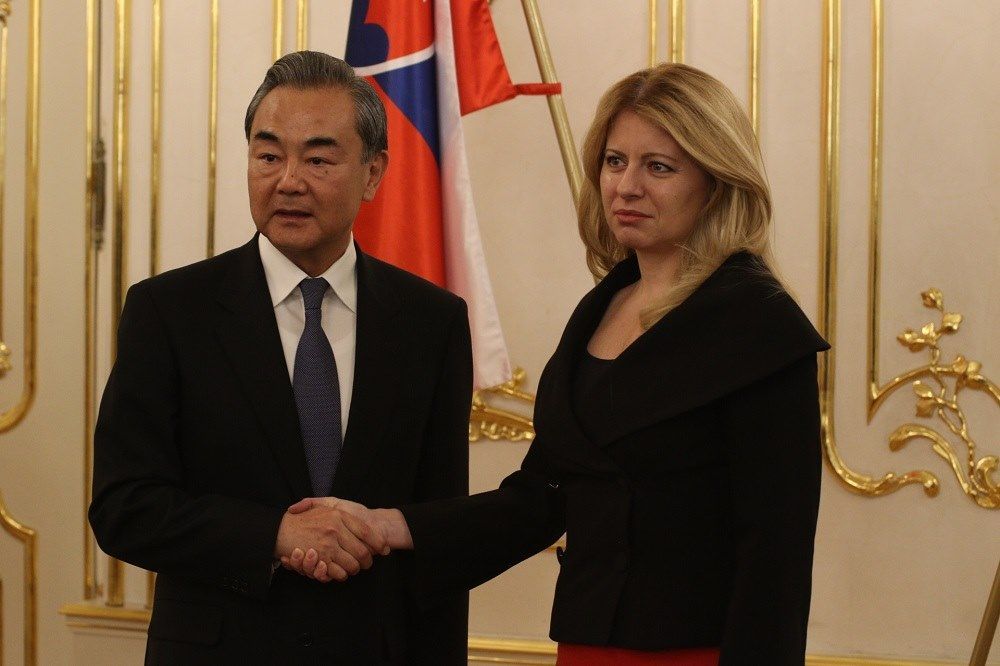 Slovenská prezidentka Zuzana Čaputová a čínský ministr zahraničí Wang I
