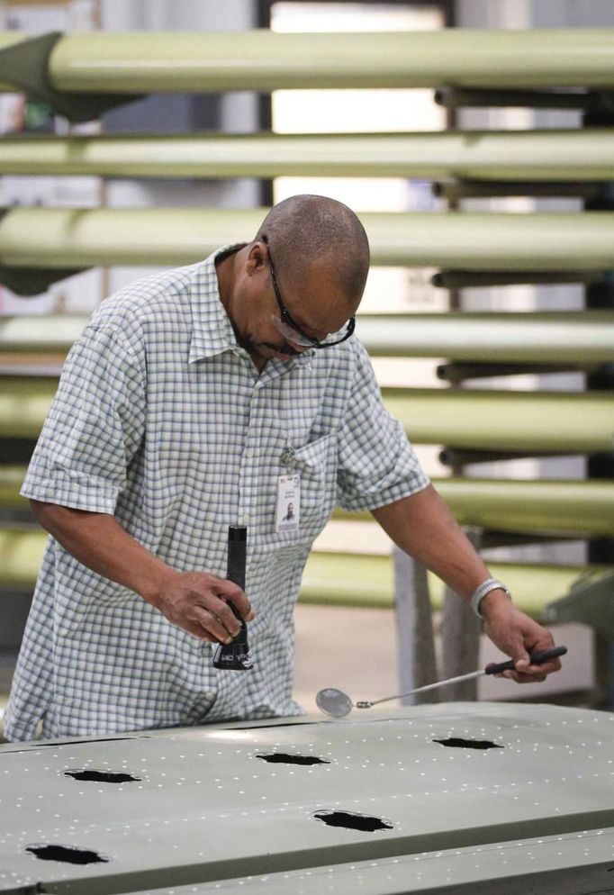 Sammie McPhaul works on a wing of a business jet during a tour of the Cessna business jet assembly line at their manufacturing plant in Wichita, Kansas August 12, 2012. One of Cessna Aircraft Company CEO and president Scott Ernes' first moves after joining in May 2011 was to carve Cessna up into five units, each of which run by an executive who was responsible for whether the unit reported a profit or loss. Picture taken August 14, 2012. REUTERS/Jeff Tuttle (UNITED STATES - Tags: TRANSPORT BUSINESS) Published: Srp. 22, 2012, 11:38 dop.