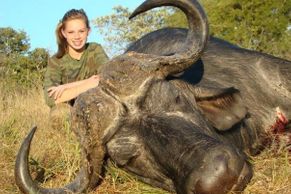 FOTO Dívka si libuje ve střílení ohrožených druhů