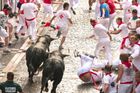 Zahájení slavného běhu s býky v Pamploně přineslo dramatické okamžiky, když se běžci snažili udržet krok s nezkrotnými zvířaty z ranče Fuente Ymbro.