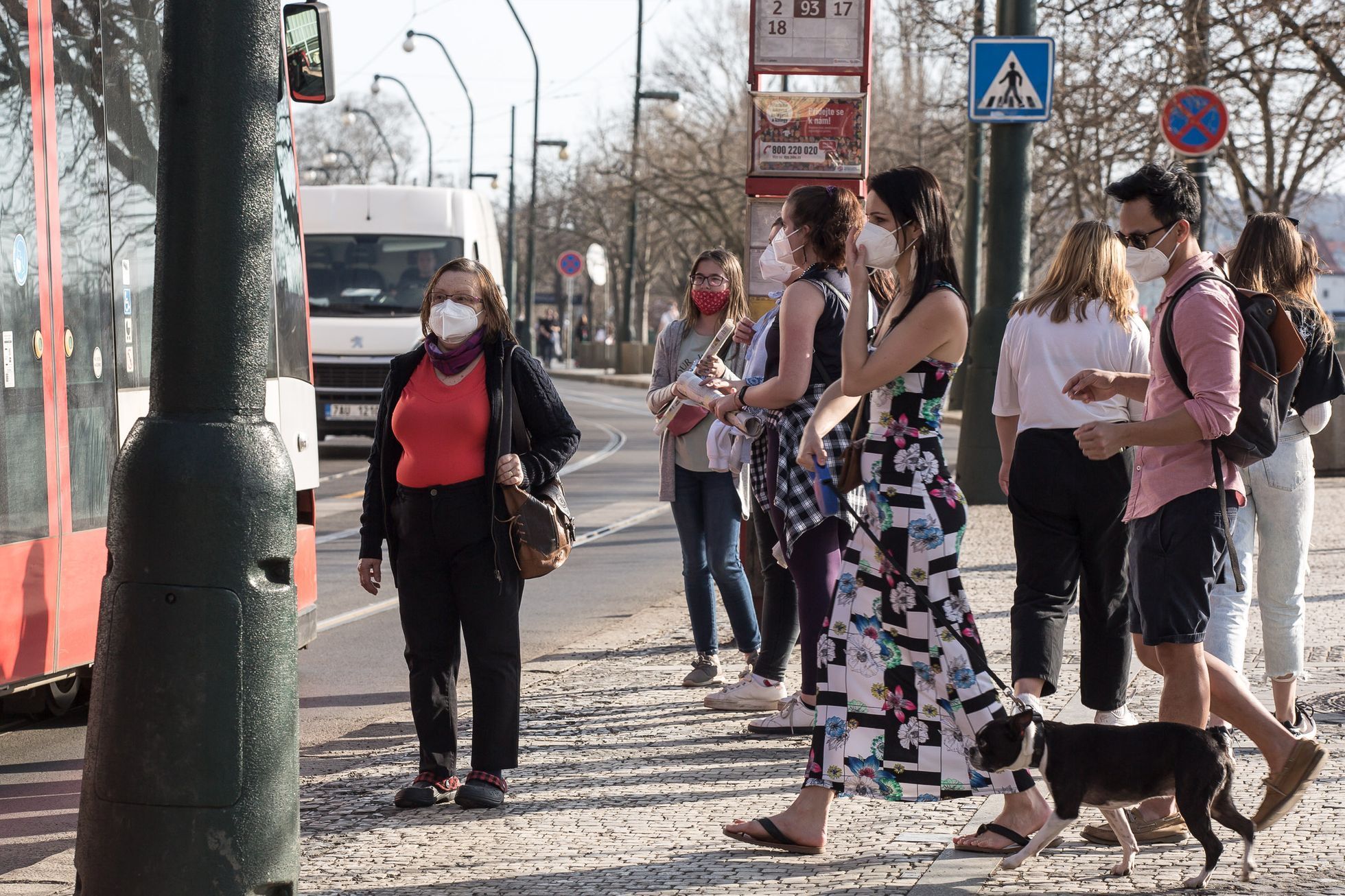 Lidé v ulicích Prahy a na Náplavce bez respirátorů, kontrola policie, koronavirus, covid-19, Náplavka, nábřeží