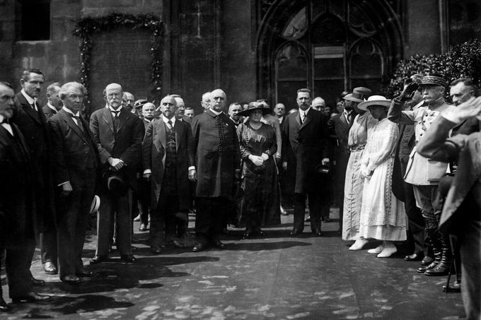 Alois Rašín (na snímku 5. zleva) spolu s Tomášem G. Masarykem při oslavách výročí bitvy u Zborova. Staroměstské náměstí, Praha, 1. července 1922.