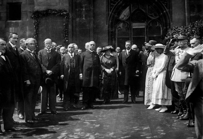 Alois Rašín (na snímku 5. zleva) spolu s Tomášem G. Masarykem při oslavách výročí bitvy u Zborova. Staroměstské náměstí, Praha, 1. července 1922.