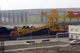 Je seřízena na severočeské uhlí. Spálí denně dvacet tisíc tun uhlí z dolu Vršany.