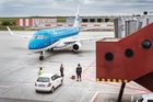 Hned v závěsu za Virgin Australia skončil nizozemský dopravce KLM s 5,8 procenta zrušených letů ve sledovaném období. V předcovidové době to přitom u těchto aerolinek bylo jen 1,08 procenta. Podle vyjádření společnosti stojí za častým rušením letů mimo jiné nedostatek bezpečnostního personálu na letišti. Aerolinky řeší přetlak pasažérů například tím, že omezily prodej letenek. "Našim cestujícím, které to postihlo, se omlouváme," uvedly.