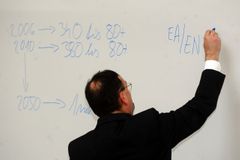 Nečas filozofům vysvětlil úmrtnostní tabulky. A penze