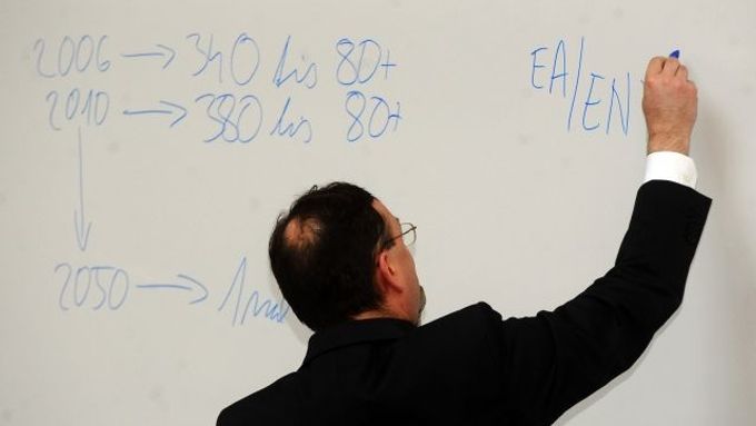 Čísla hovoří. Premiér Nečas u tabule při přednášce o důchodech na Filozofické fakultě Univerzity Karlovy, 10. května 2011.