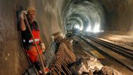 Tunel měří 57 kilometrů
