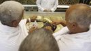 Muslim pilgrims count Saudi Riyal banknotes money as they buy gold from a Saudi jeweller in a jewellery shop at the surrounding area of the Grand Mosque during the annual haj pilgrimage in the holy city of Mecca October 20, 2012. They might wear the humble white sheets required for Islam's haj pilgrimage, but for many visitors thronging Mecca's streets, the perfect souvenir of their trip is that most glittering of commodities: gold. For most pilgrims haj represents the fulfilment of a lifelong ambition and many of them want to commemorate their journey with keepsakes or gifts for relatives that carry a special religious significance. Picture taken October 20, 2012. REUTERS/Amr Abdallah Dalsh (SAUDI ARABIA - Tags: RELIGION BUSINESS) Published: Říj. 23, 2012, 10:57 odp.