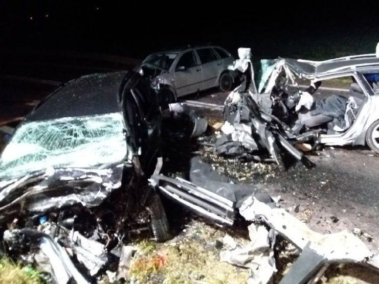 Čtyři lidé zemřeli a další tři utrpěli zranění při nehodě nedaleko Pavlic na Znojemsku.