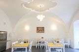 ... nebo komorní jídelna s restaurovanými barokními štuky, ke které přiléhá vybavená moderní kuchyň s celodenní stravou pro klienty.