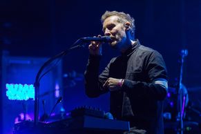 Recenze: Massive Attack v Praze předvedli velkou politickou show, nezapomněli ani na pálení trenýrek