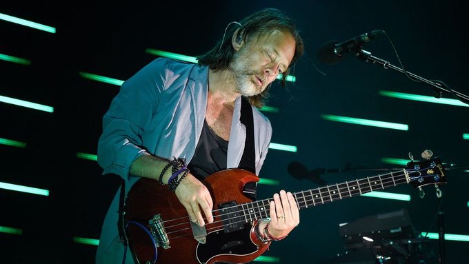 Thom Yorke při koncertu The Smile v roce 2022. Tehdy trio poprvé přijelo do pražského Fora Karlín, kam se letos vrátí.