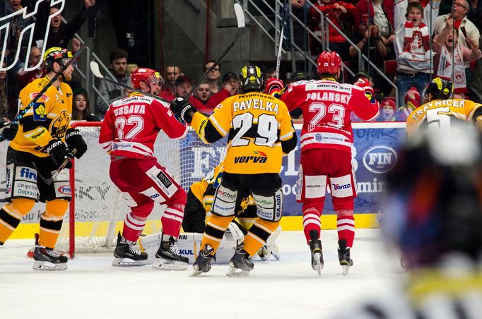 TELH finále, Třinec - Litvínov: Jakub Orsava (32), Jiří Polanský (23) - Tomáš Pavlenka (29)