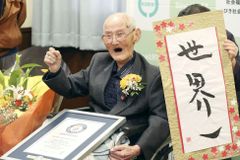 Usmívejte se a nenechte se naštvat, radí nejstarší muž na světě. Je mu 112 let