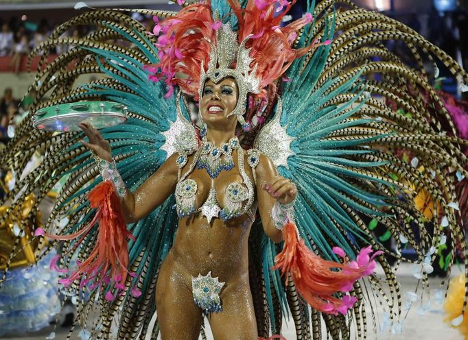 A reveller from the Mangueira samba school participates during the annual carnival parade in Rio de Janeiro's Sambadrome, February 11, 2013. REUTERS/Sergio Moraes (BRAZIL - Tags: SOCIETY) TEMPLATE OUT Published: Úno. 12, 2013, 2:24 dop.