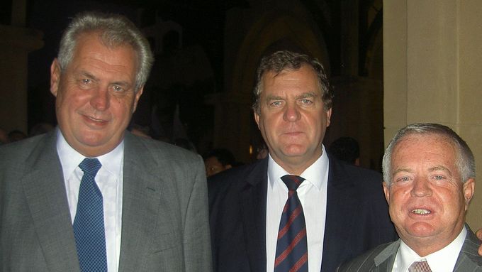 Zdeněk Zbytek (uprostřed) a současný prezident Miloš Zeman.
