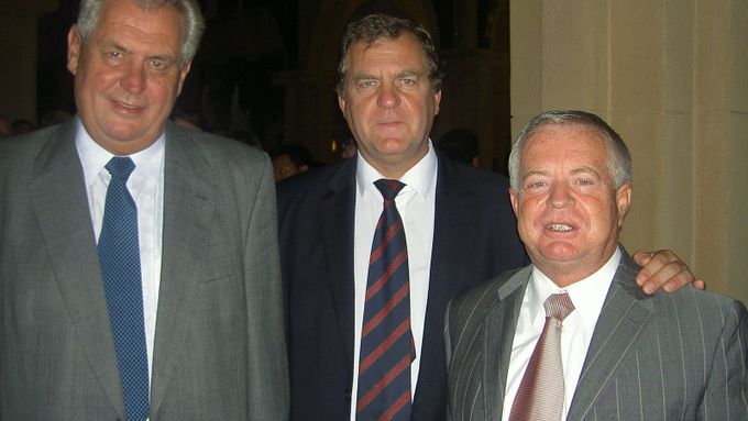 Zdeněk Zbytek (uprostřed) a současný prezident Miloš Zeman.