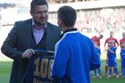 Před zápasem dostal záložník Jan Navrátil speciální dres na počet jeho 100 zápasů v dresu Sigmy.