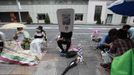 An Apple fan, who is dressed up as an iPhone, queues since last night to buy Apple Inc's iPhone 5 outside an Apple Store in Tokyo's Ginza district September 21, 2012. A crowd of over seven hundred people gathered outside the store from early morning on the first day of sales in Japan for Apple's iPhone 5. REUTERS/Yuriko Nakao (JAPAN - Tags: BUSINESS SCIENCE TECHNOLOGY) Published: Zář. 20, 2012, 11:08 odp.