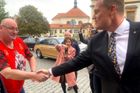 Omluvte se za nálepkování, vyzvali Motoristé Fialu. Slíbili, že pohlídají Babiše