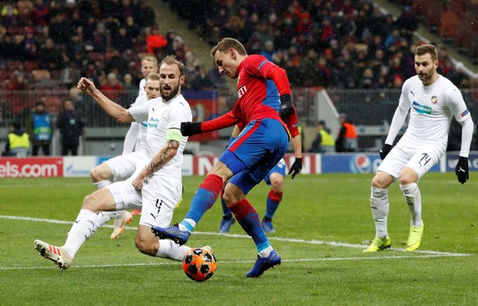 fotbal, Liga mistrů 2018/2019, CSKA Moskva - Plzeň, Roman Hubník a Fjodor Čalov