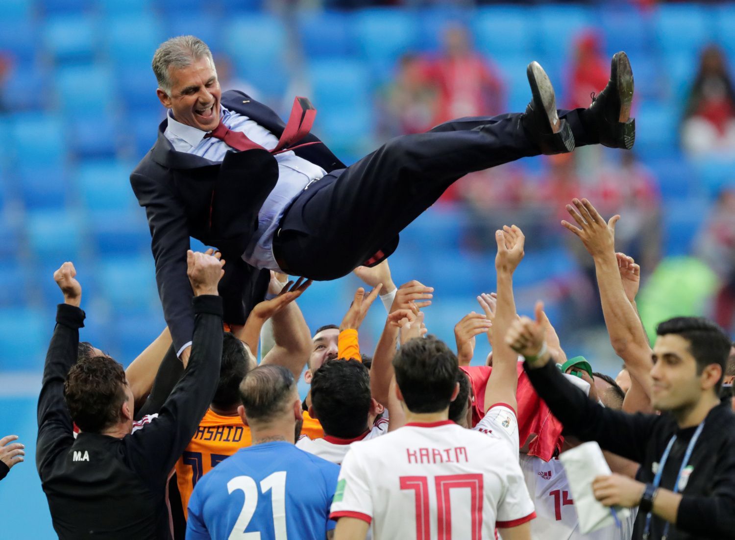 Fotbalisté Íránu s trenérem Carlosem Queirozem slaví vítězství v zápase s Marokem s trenérem Carlosem Queirozem na MS 2018