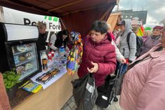 Klobáska za pouhých 28 korun nalákala spoustu lidí. Mnozí chtějí volit Okamuru