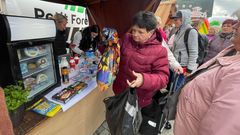 Žena si odnáší plné tašky levnějších potravin, které nakoupila ve čtvrtek v Jihlavě na předvolebním jarmarku SPD
