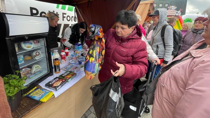 Žena si odnáší plné tašky levnějších potravin, které nakoupila ve čtvrtek v Jihlavě na předvolebním jarmarku SPD